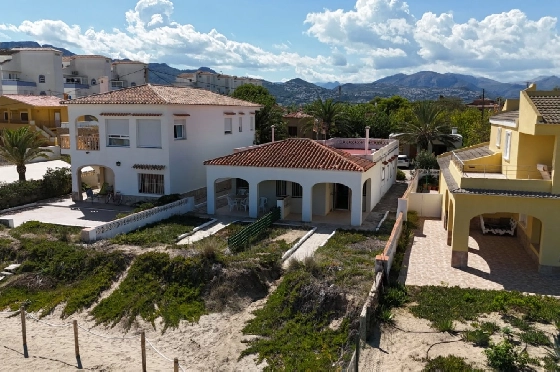 Villa in Denia zu verkaufen, Wohnfläche 220 m², Baujahr 1983, Klimaanlage, Grundstück 2233 m², 6 Schlafzimmer, 2 Badezimmer, Pool, ref.: O-V95814-40